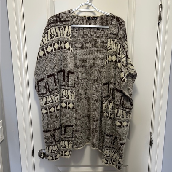GeeGee Geometric Cardigan - Picture 2 of 5